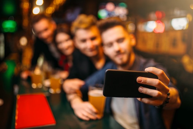 Pengguna menikmati permainan langsung lewat perangkat mobile modern dengan antarmuka intuitif